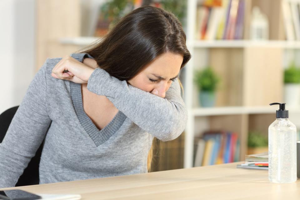 Sollten Sie kein Taschentuch zur Hand haben, husten und niesen Sie in Ihre Armbeuge. Dadurch verhindern Sie, dass sich die Aerosole großflächig in der Luft verbreiten und so möglicherweise andere Personen infizieren. (Bild: iStock /Pheelings Media)