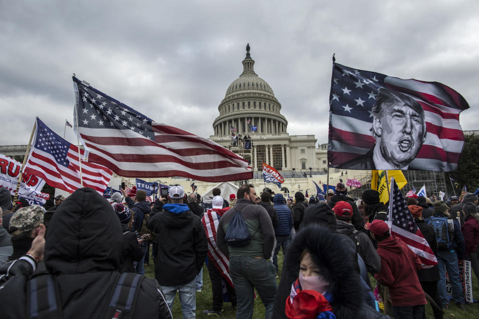 Partidarios pro Donald Trump se manifiestan frente al Capitolio antes de la invasión (Getty Images).