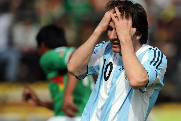 Un joven Lionel Messi se lamenta luego de fallar una oportunidad en el partido ante Bolivia en 2009; aquel día, la selección dirigida por Diego Armando Maradona perdió por 6-1