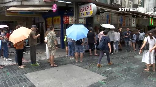 花蓮知名的包子蒸餃店滿滿人潮，想吃至少得等半小時。