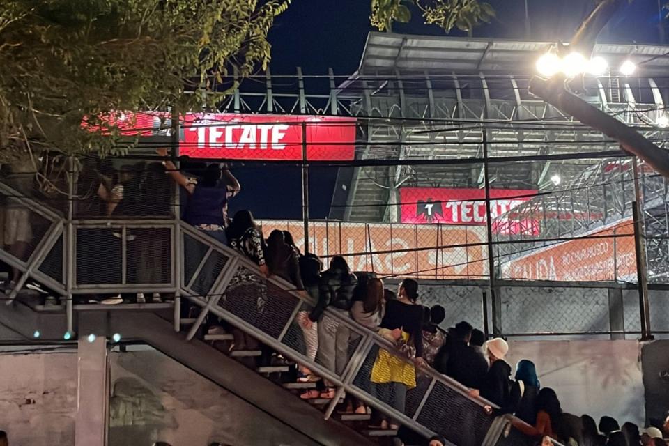 Swifties se subieron a las escaleras del puente peatonal para intentar ver el concierto. (Foto: Lizeth Ovando)