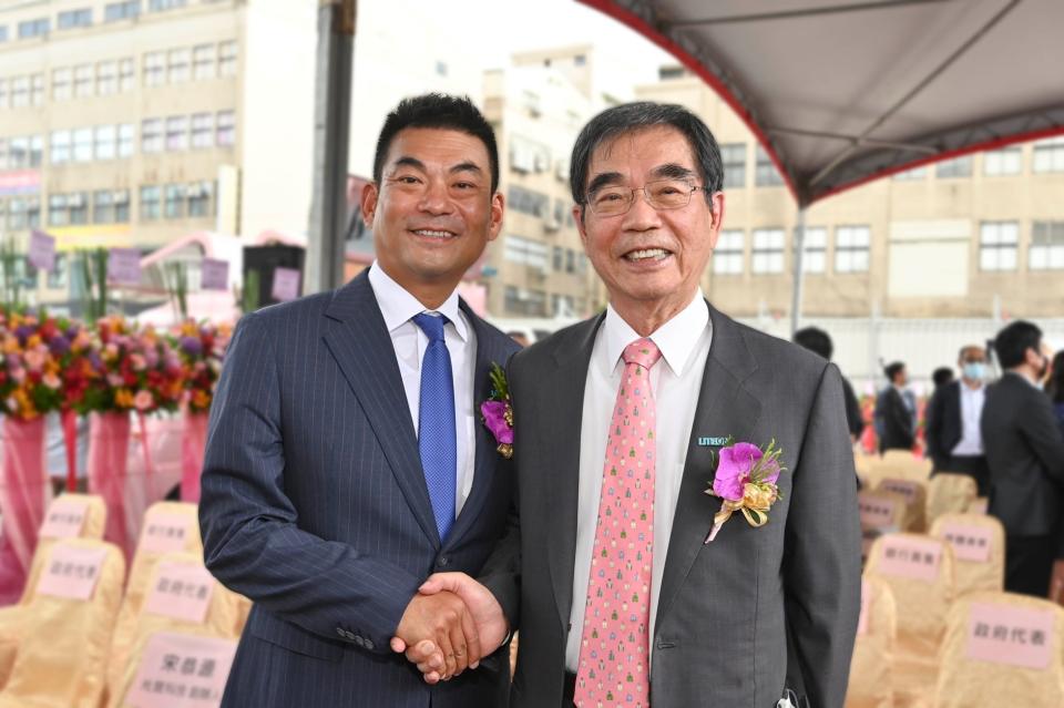 光寶科技董事長宋明峰（左）及光寶科技創辦人宋恭源合影。圖／光寶科技提供