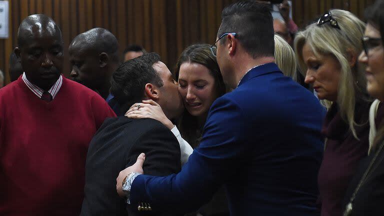 Pistorius saluda a su hermana Aimee tras escuchar el veredicto en julio de 2016