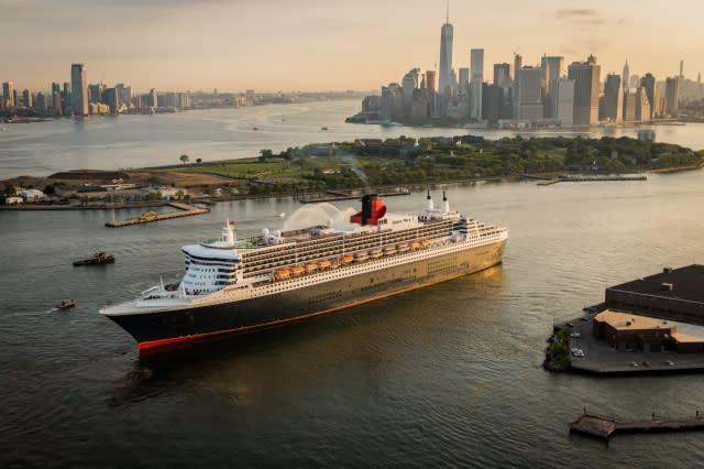 Cunard QM2 cruise ship in New York