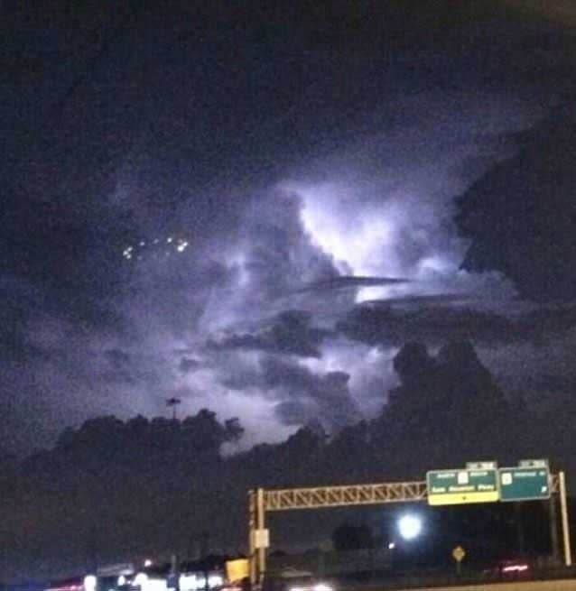 Strange object hovering in the sky. Photo: Twitter