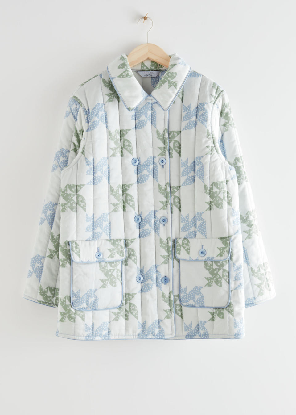 Chaqueta acolchada con estampado, de &Other Stories (99€). 