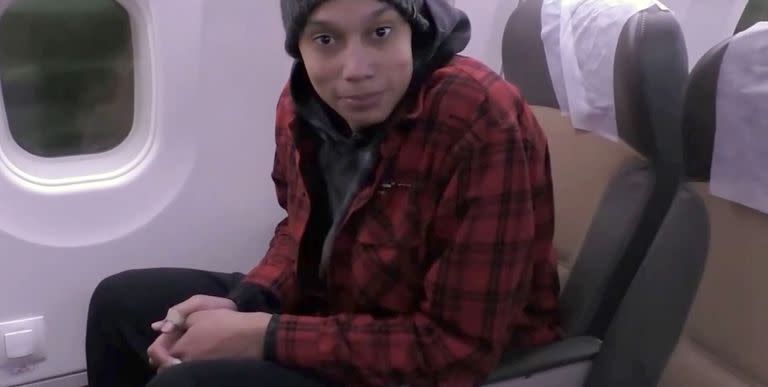 La estrella del baloncesto estadounidense Brittney Griner sentada en un avión tras ser liberada de la prisión en la que estuvo detenida el 8 de diciembre de 2022 en Moscú.