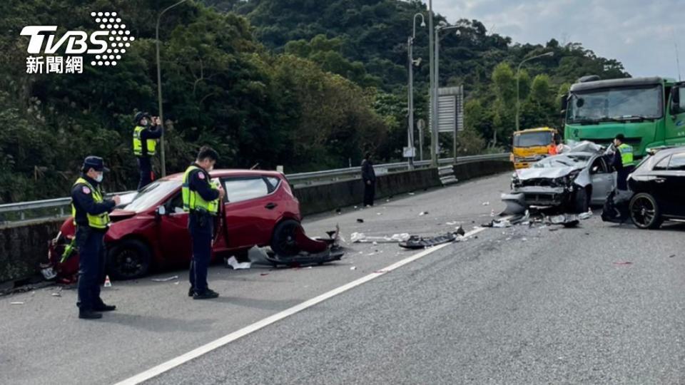 追撞車禍共造成1死7傷。（圖／TVBS）