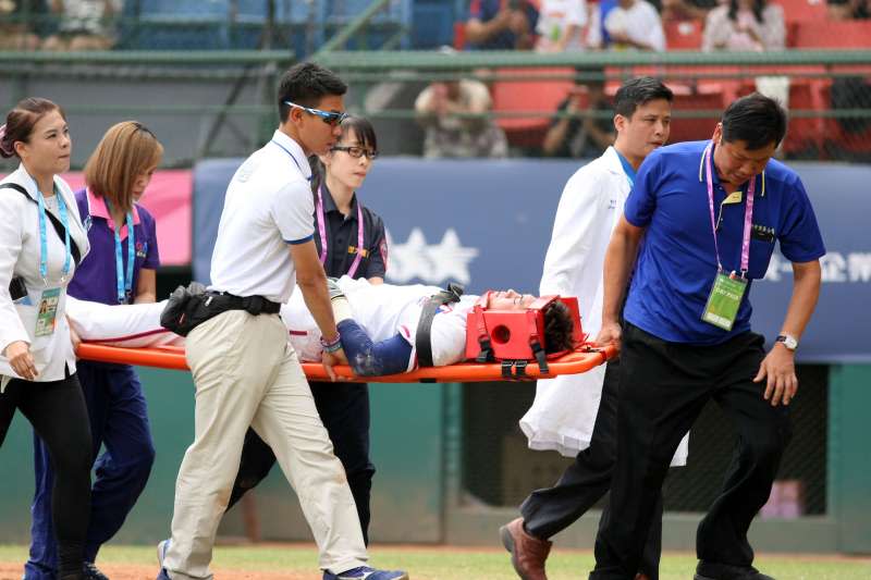 世大運中華棒球隊27日以10：0擊敗墨西哥隊，第二局中華隊張皓緯遭頭部觸身球後倒地不起，馬上被擔架抬離場、送醫檢查（世大運官網）