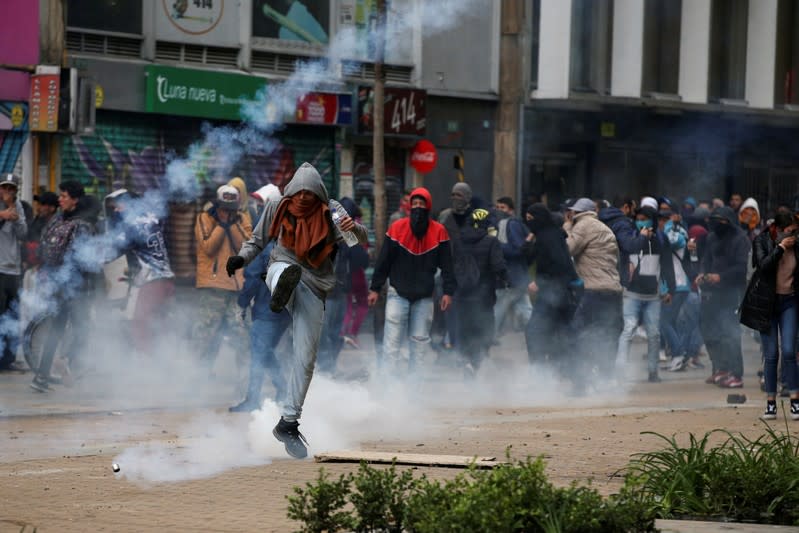 Manifestantes se enfrentan a la policía en una calle de Bogotá