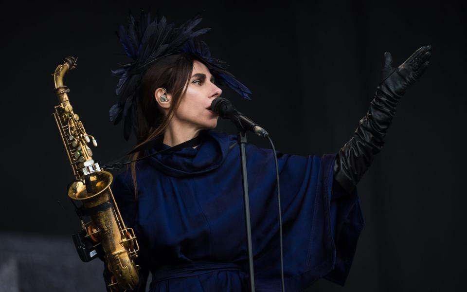 In den 90-ern, als Grunge und dann Nu Metal die Rockwelt beherrschten, gab es nur wenige weibliche Stars in der Szene. Sie war eine von ihnen: PJ Harvey fand mit anspruchsvoller, innovativer Rockmusik ihre Nische und ein stetig wachsendes Publikum. 2016 veröffentlichte sie ihr letztes reguläres Studioalbum ("The Hope Six Demolition Project"), mit dem sie erstmals Platz eins in den britischen Charts eroberte. (Bild: Getty Images/Ian Gavan)