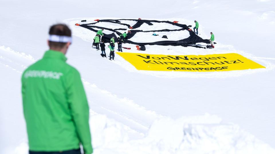 Aktivisten von Greenpeace haben auf dem Gletscher an der Zugspitze ein VW-Logo und ein Banner mit der Aufschrift "VonWegen Klimaschutz" ausgerollt.