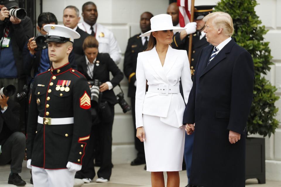 El presidente estadounidense, Donald Trump (d), yla primera dama, Melania Trump (c), esperan la llegada del presidente francés, Emmanuel Macron, y de su esposa, Brigitte Macron. EFE/ Shawn Thew