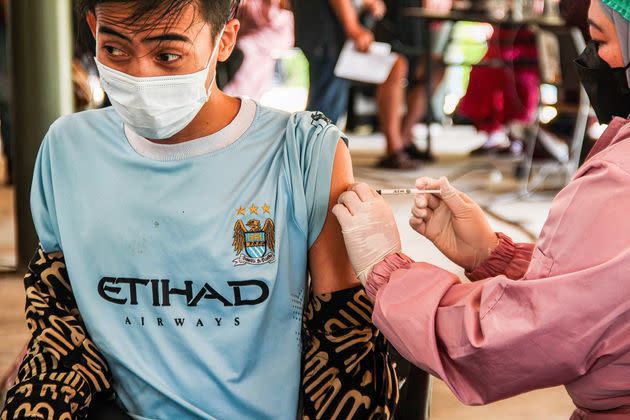 DUSUN BAMBU, WEST BANDUNG REGENCY, INDONESIA - 2021/09/15: A health worker administers a dose of the Moderna Covid-19 vaccine to a tourist in Dusun Bambu.
The West Bandung Regency Government collaborating with tourism managers held a mass COVID-19 vaccination in Lembang Tourism area to attract public interest in vaccinations. (Photo by Algi Febri Sugita/SOPA Images/LightRocket via Getty Images) (Photo: SOPA Images via Getty Images)