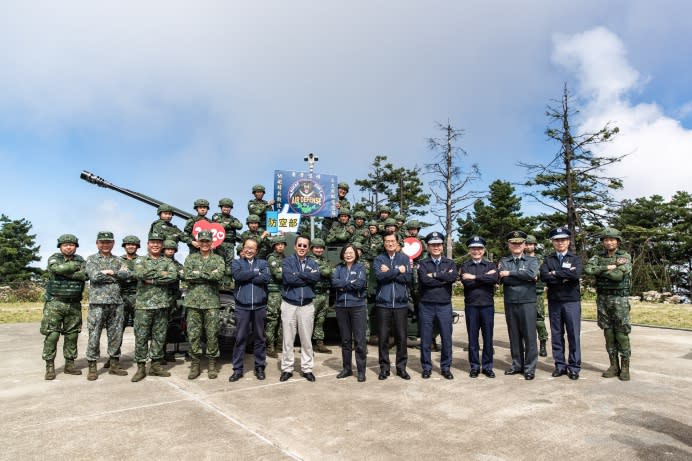 蔡總統與防空連官兵合影。（軍聞社記者周力行攝）