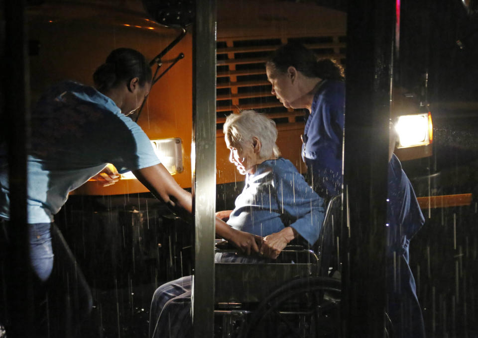 Ambulancias hacen fila frente al Centro Médico Winston en Louisville, Mississippi, el lunes 28 de abril de 2014 después que un tornado afectó al pequeño hospital y varias viviendas de la localidad. (Foto AP/Rogelio V. Solís)