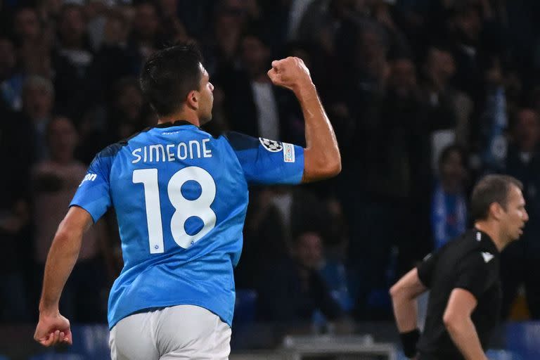Giovanni Simeone anotó dos goles en la victoria de Nápoli ante Rangers en la Champions League, pero su alegría no fue completa