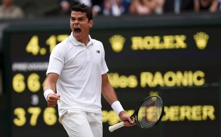 El tenista canadiense Milos Raonic celebra tras anotar un punto en el partido contra el suizo Roger Federer, en el torneo Wimbledon, en Londres. 8 de julio de 2016. El tenista canadiense Milos Raonic eliminó el viernes en Wimbledon al siete veces campeón Roger Federer por 6-3, 6-7 (3-7), 4-6, 7-5 y 6-3 para llegar a su primera final de Grand Slam. REUTERS/Tony O'Brien