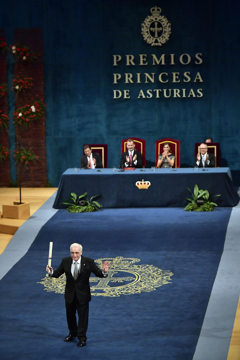 El cineasta estadounidense Martin Scorsese recibe el Premio Princesa de Asturias para las artes de manos del rey Felipe VI de España en una ceremonia en Oviedo, en el norte de España, el viernes 19 de octubre del 2018. (AP Foto/Alvaro Barrientos)