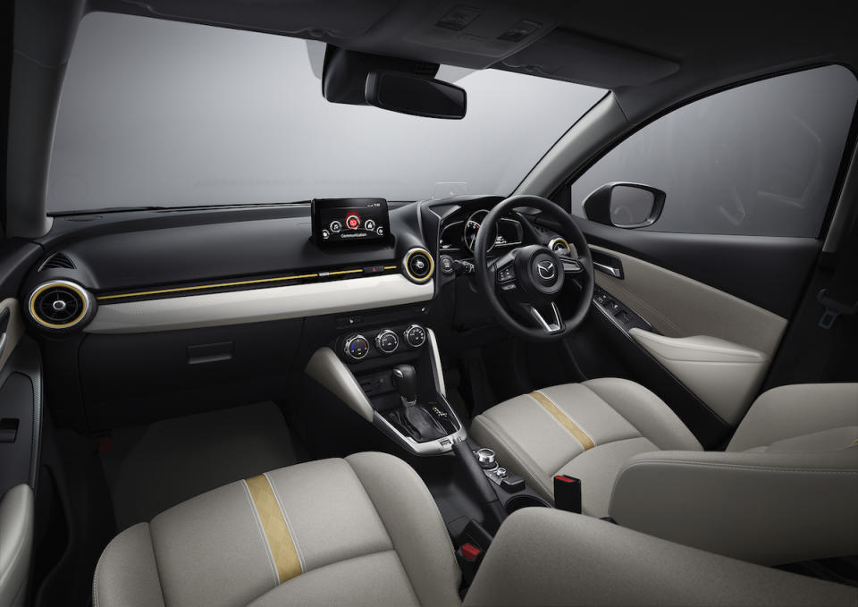 2021_mazda2_japan_interior_front_l.jpg