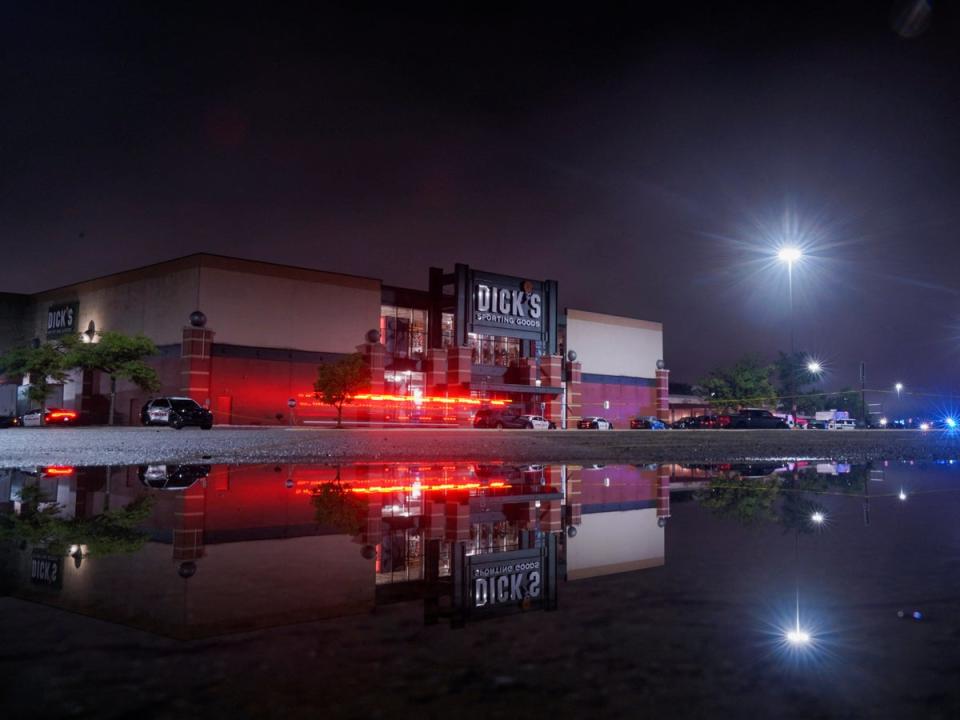 Afuera del centro comercial en Greenwod, Indiana (REUTERS)