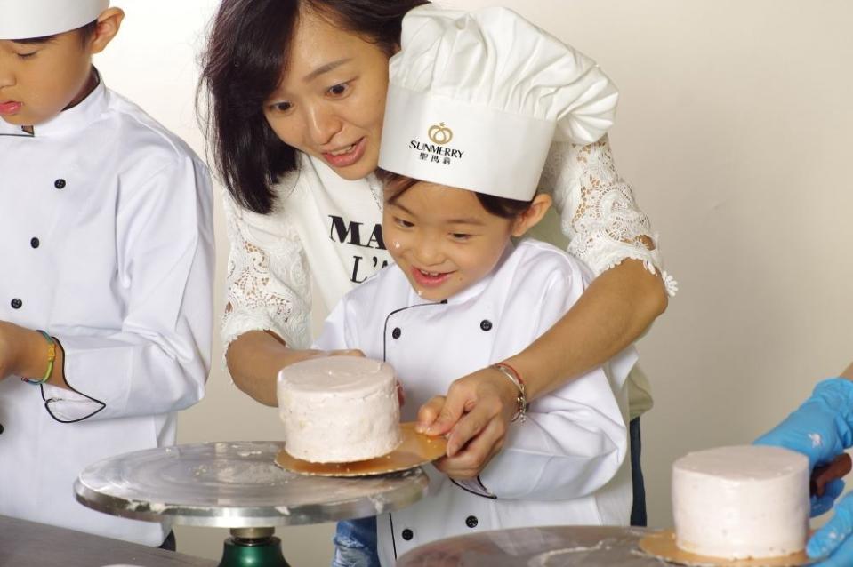 《圖說》聖瑪莉丹麥麵包莊園兒童節限定優惠外，在連假期間館內準備眾多快閃活動，為孩子們帶來額外的驚喜與樂趣。〈經發局提供〉