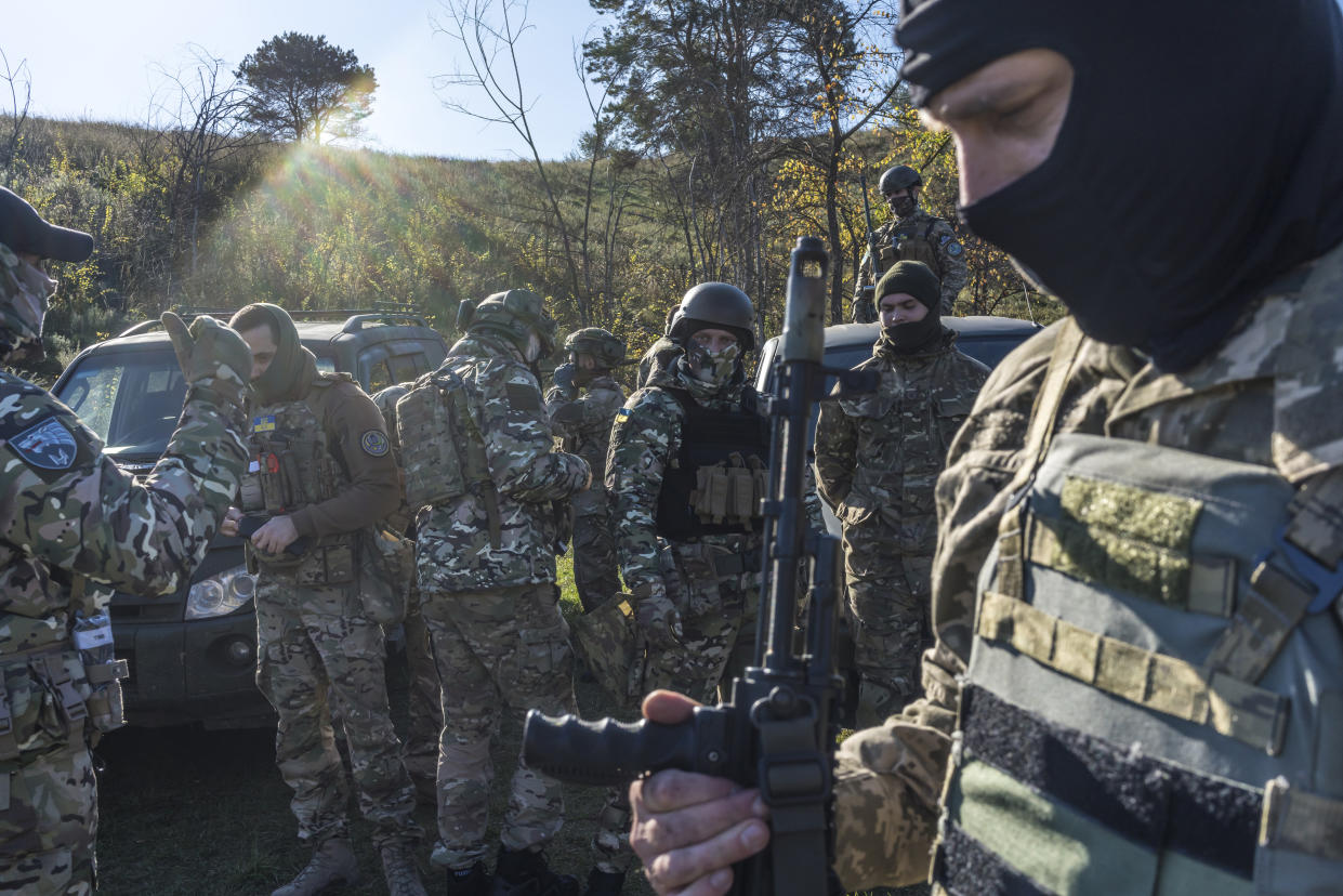 Miembros nuevos del batallón checheno, una unidad militar ucraniana, asisten a un entrenamiento en la provincial de Kiev, Ucrania, el 15 de octubre de 2022. (Brendan Hoffman/The New York Times).