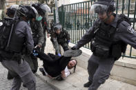 Policías arrastran a un manifestante durante una protesta contra las medidas del gobierno israelí para contener la propagación del coronavirus en un suburbio ultraortodoxo de Jerusalén el 30 de marzo del 2020. (AP Photo/Mahmoud Illean, File)