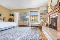 <p>Spacious yet cozy. (<i>Photo: <a href="http://www.zillow.com/blog/amy-schumer-asks-2m-nyc-apartment-186542/" rel="nofollow noopener" target="_blank" data-ylk="slk:Zillow;elm:context_link;itc:0;sec:content-canvas" class="link ">Zillow</a>)</i></p>