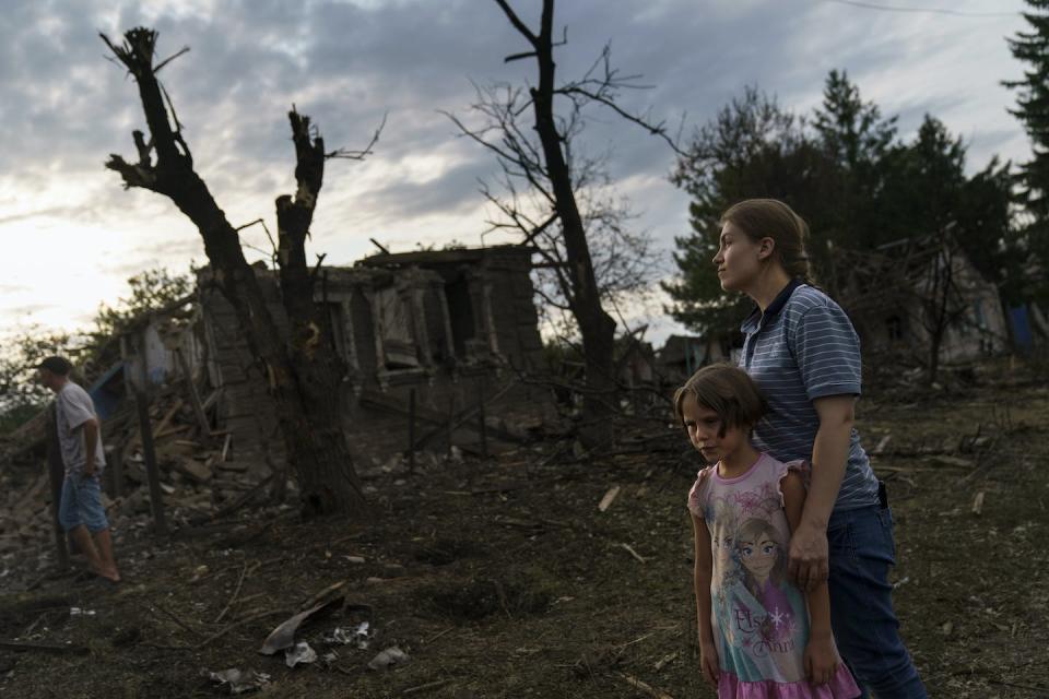 Los residentes observan las casas dañadas por un ataque ruso con cohetes, el 16 de agosto de 2022, en Kramatorsk, en el este de Ucrania. <a href="https://newsroom.ap.org/detail/APTOPIXRussiaUkraineWar/332b1ea4b75f49c48a1a4b05c886f0c1/photo?Query=war%20ukraine&mediaType=photo&sortBy=arrivaldatetime:desc&dateRange=Anytime&totalCount=26850&currentItemNo=1" rel="nofollow noopener" target="_blank" data-ylk="slk:AP Photo / David Goldman;elm:context_link;itc:0;sec:content-canvas" class="link ">AP Photo / David Goldman</a>