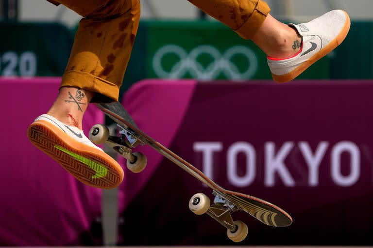 Leticia Bufoni, de Brasil, practica para el evento de skate en Tokio 2020.