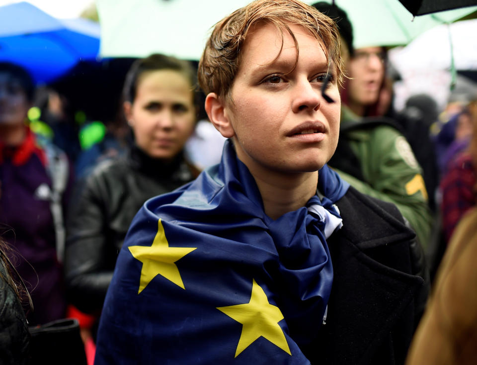 Varias personas proeuropeas muestran su deseo de quedarse en la Unión solo unos días después del referéndum en el que se votó la salida del Reino Unido. La foto es del 28 de junio de 2016. (REUTERS/Dylan Martinez)