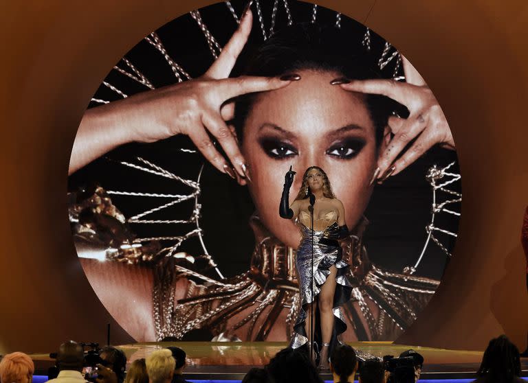 Finalmente, Beyoncé sorteó el tránsito de Los Ángeles y si bien llegó tarde, pudo subir al escenario para presentar su show y recibir el resto de las estatuillas