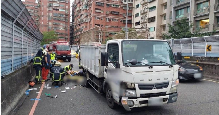 1輛民間資源回收車行經新店祥和路靠近安康高中路段時，遭一輛雙載機車追撞，機車騎士、乘客2人傷重不治。（圖／警方提供）