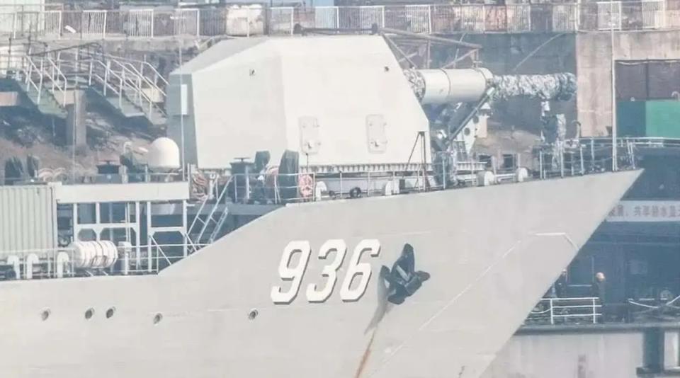  中國「072型」坦克登陸艦「海洋山號(舷號936)」艦艏主砲位置安置一座電磁軌道砲。 圖：翻攝陸網/每日頭條 