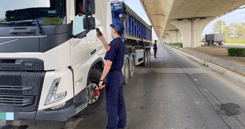 台南7輛砂石車違規超載達1倍之多，另有未申請路權、改造車體等違規情形。（圖／翻攝畫面）