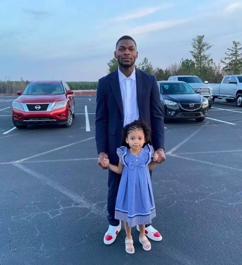 Aschod Ewing-Meeks is seen posing with his 4-year-old daughter, Bella. (Facebook/Ashton Brown)