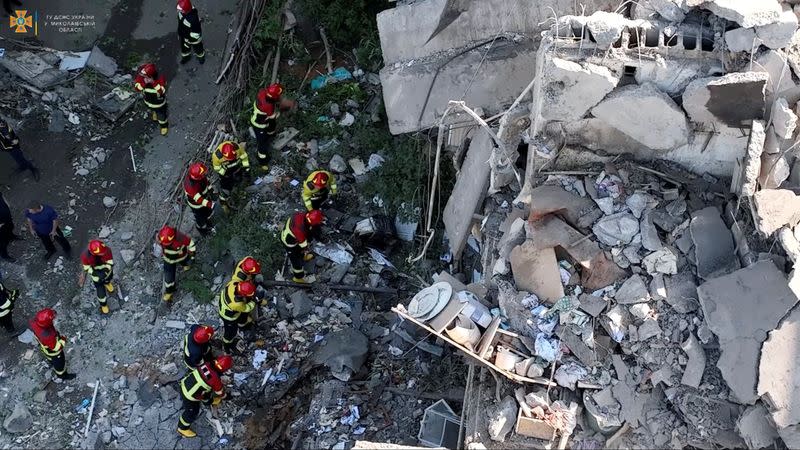 Rescatistas trabajan en el lugar de un edificio residencial afectado por un ataque militar ruso en Mikoláiv