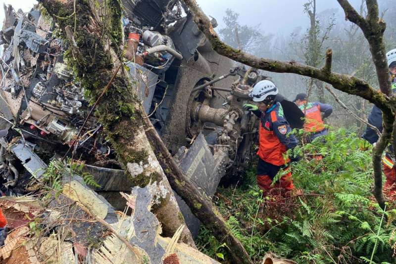黑鷹直升機在烏來山區墜毀，釀成參謀總長沈一鳴等8人罹難、5人受傷慘劇。（宜蘭縣消防局提供）