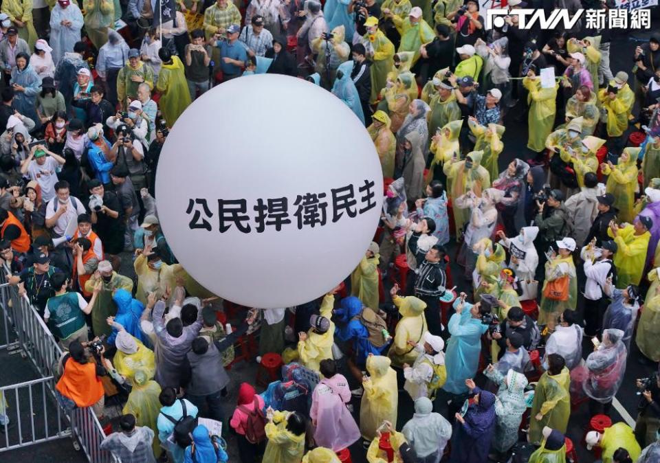 公民走上街頭，舉起「公民捍衛民主」的名號，各政黨也想趁機求曝光。（圖／記者盧逸峰攝）