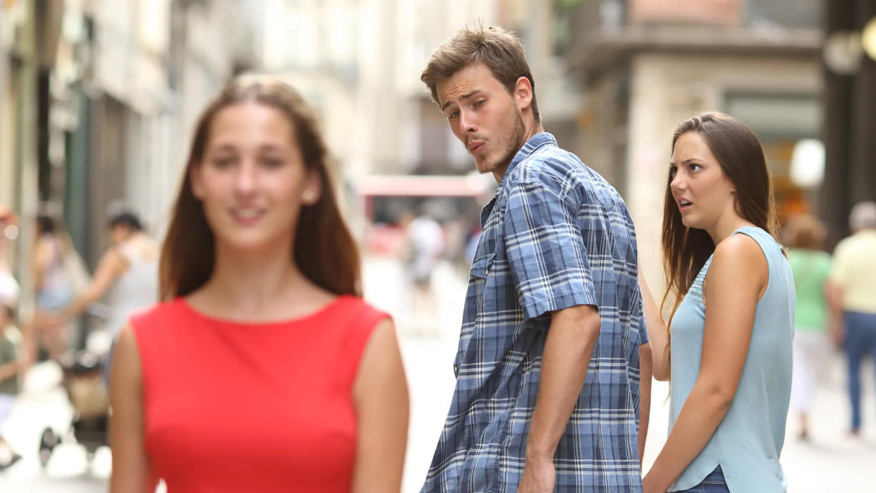  Distracted boyfriend meme. 