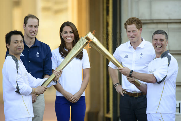 Sport, äh… Feuer frei! Prinz William, Gattin Kate und Bruder Harry beim Eintreffen der Olympischen Fackel in London. (Bild: REX)