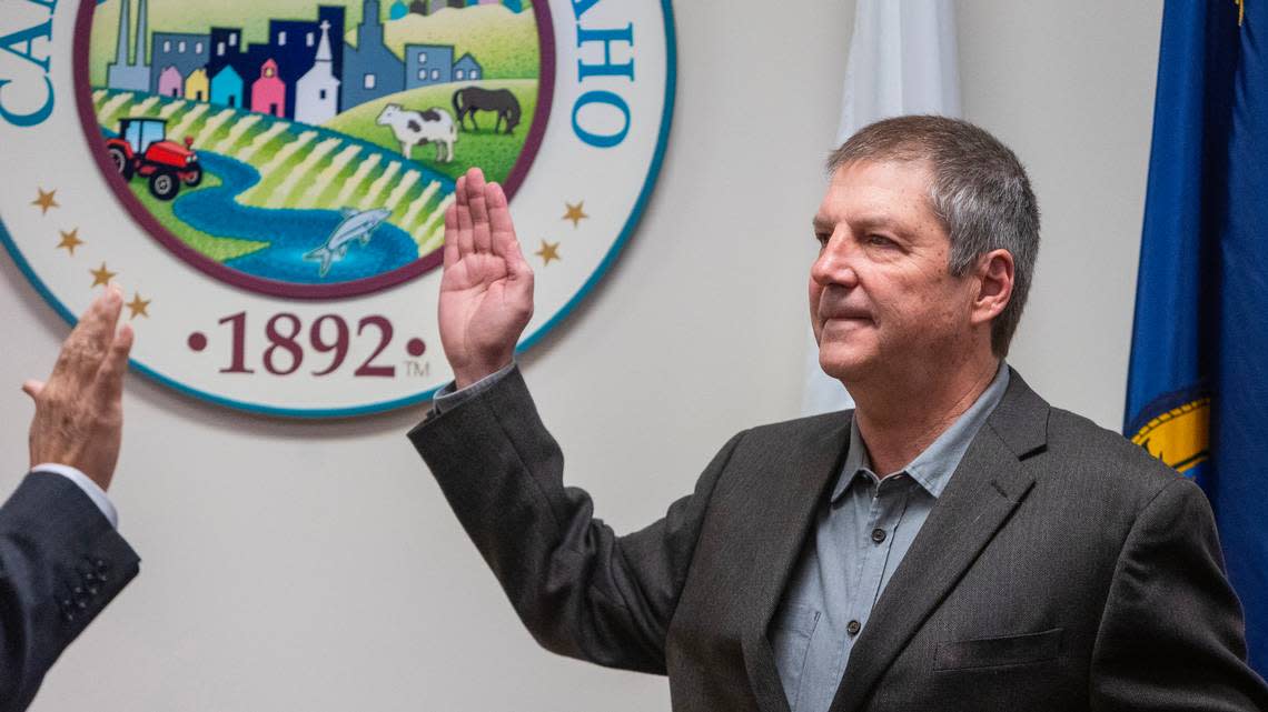 Canyon County Clerk Chris Yamamoto swears-in county commissioner Brad Holton to office on Jan. 9, 2023 at the county administration building in Caldwell. Sarah A. Miller/smiller@idahostatesman.com