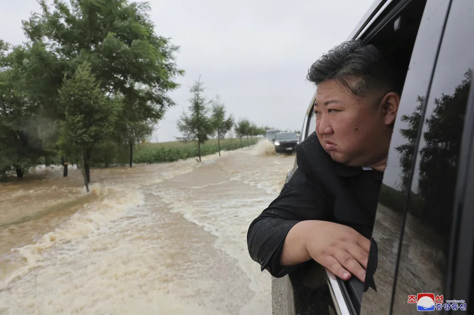 Kuzey Kore hükümeti tarafından sağlanan bu fotoğrafta, Kuzey Kore lideri Kim Jong Un, 28 Temmuz 2024 Pazar günü Kuzey Kore'nin Kuzey Phyongan eyaletinde selden etkilenen bir bölgeyi inceliyor. Bağımsız gazetecilere, Kuzey Kore hükümeti tarafından dağıtılan bu görüntüde tasvir edilen olayı ele almaları için erişim izni verilmedi. Bu görüntünün içeriği sağlandığı gibidir ve bağımsız olarak doğrulanamaz. Kaynak tarafından sağlanan görüntüdeki Korece filigranı, Kore Merkezi Haber Ajansı'nın kısaltması olan "KCNA"dır. (Kore Merkezi Haber Ajansı/Kore Haber Servisi aracılığıyla AP)