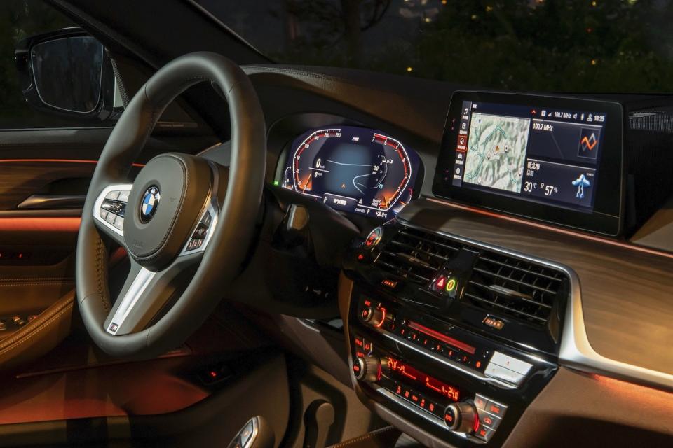 全新BMW 5系列白金旗艦版全面升級 iDrive7.0 全數位虛擬座艙含智能衛星導航系統，整合 12.3 吋虛擬數位儀錶與 10.25 吋中控觸控螢幕。