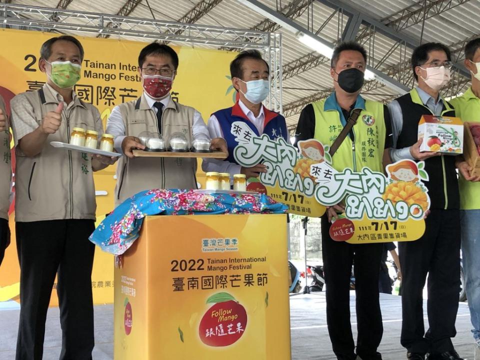 台南國際芒果節系列活動昨天在大內青果市場舉行，市長黃偉哲（左二）提醒愛吃芒果的民眾，把握產季品嘗好滋味。（記者盧萍珊攝）