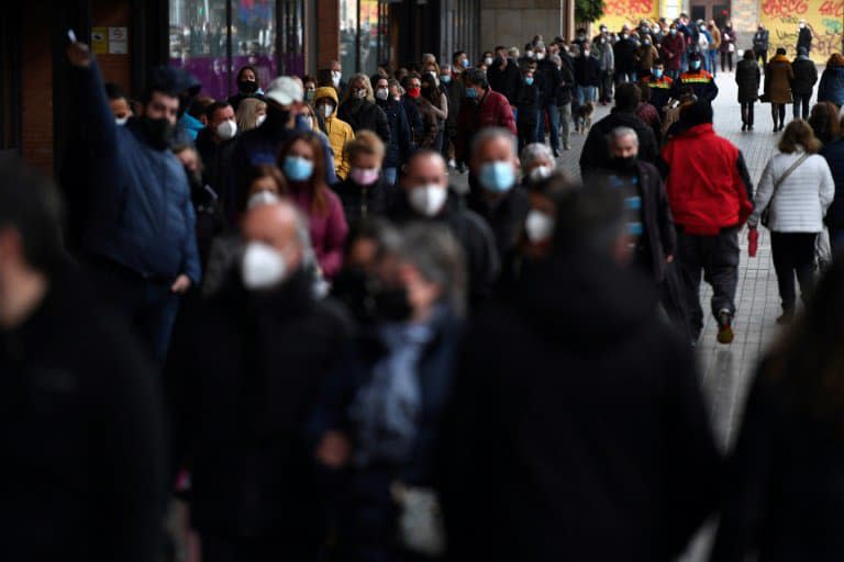 Des électeurs font la queue devant un bureau de vote à L'Hospitalet de Llobregat près de Barcelone (Espagne) lors d'élections régionales en Catalogne, le 14 février 2021  - Pau BARRENA © 2019 AFP