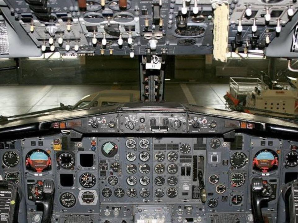 Mary and Andrew Cotterell's 737-200 cockpit.