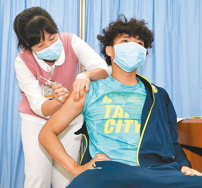 AZ疫苗擴大施打，台灣足球代表隊北市大選手游家煌12日至台北市和平醫院施打。（陳君瑋攝）