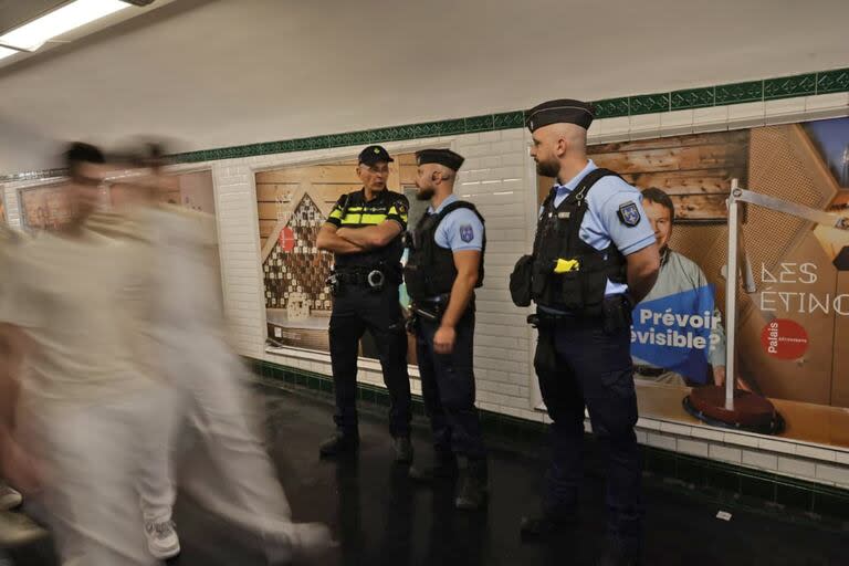 La policía custodias las estaciones del metro que no funcionan